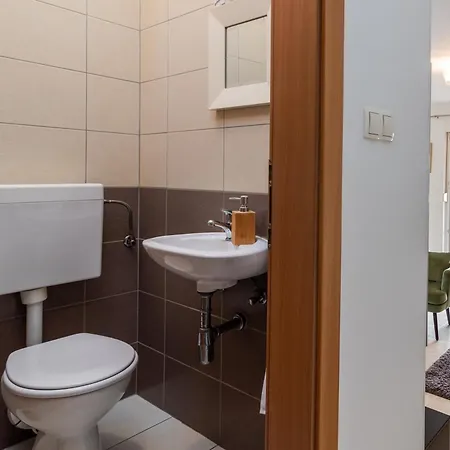 Apartman With Parking Space - 21795 *